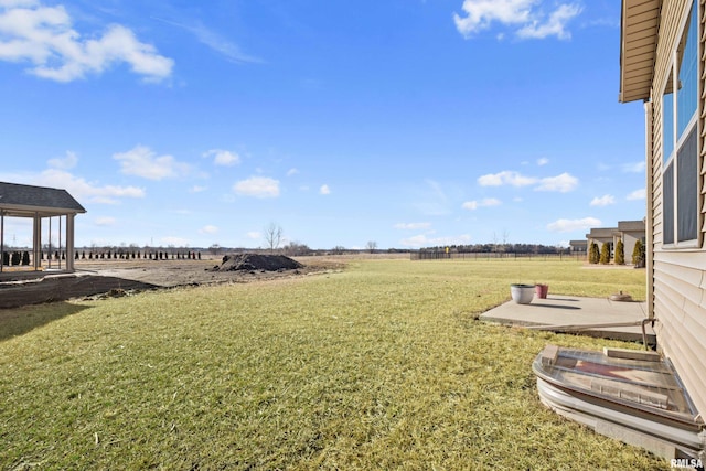 view of yard featuring a rural view