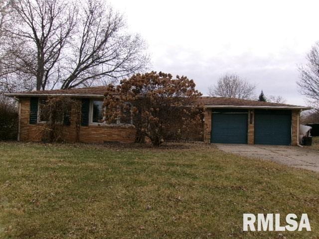 view of front of house featuring a garage, driveway, and a front yard