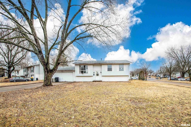 split foyer home featuring a front yard