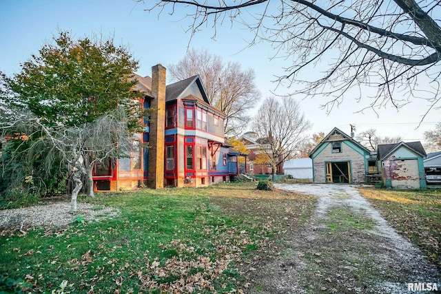 view of yard featuring dirt driveway