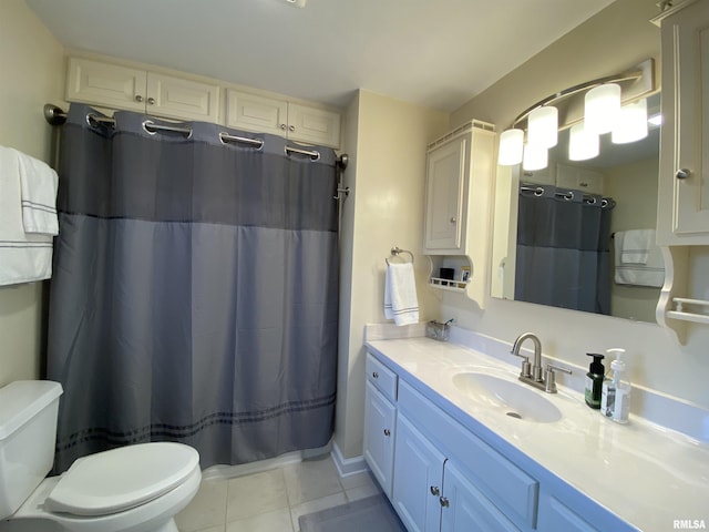 full bath featuring tile patterned floors, toilet, a shower with shower curtain, and vanity