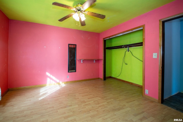 unfurnished bedroom featuring a ceiling fan, light wood-style floors, a closet, and baseboards