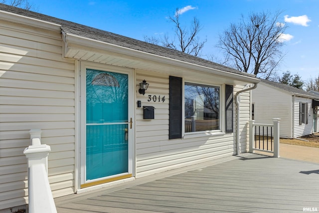 property entrance with a wooden deck