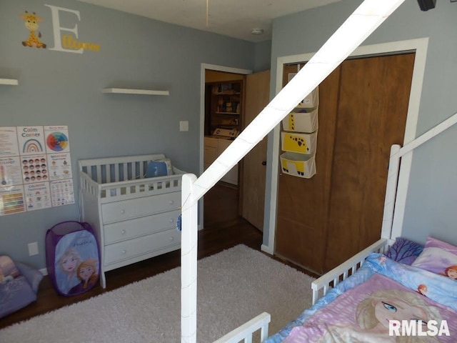 bedroom with washer / clothes dryer