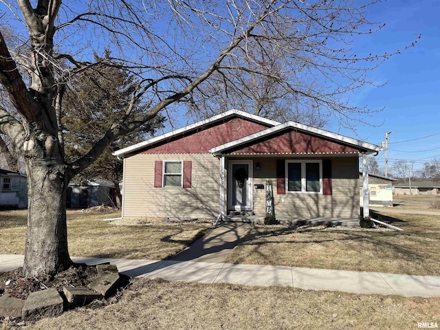 view of front of property with a front yard