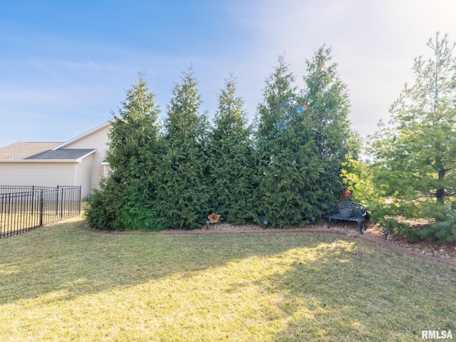 view of yard featuring fence