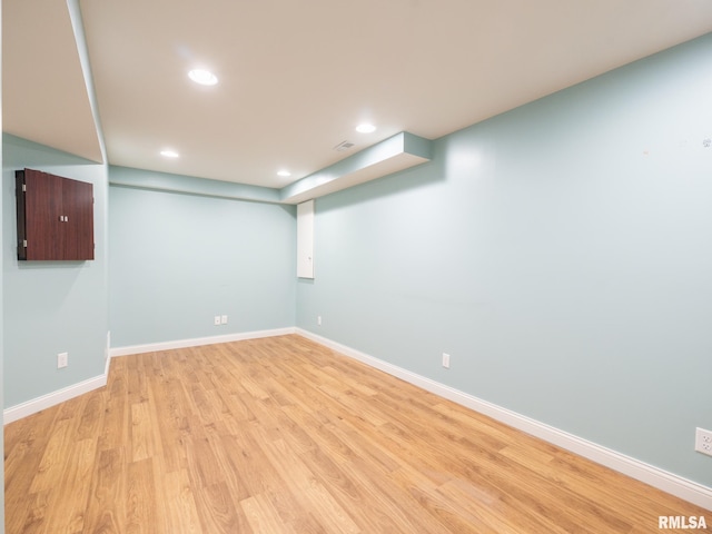 finished basement featuring visible vents, recessed lighting, light wood-type flooring, and baseboards