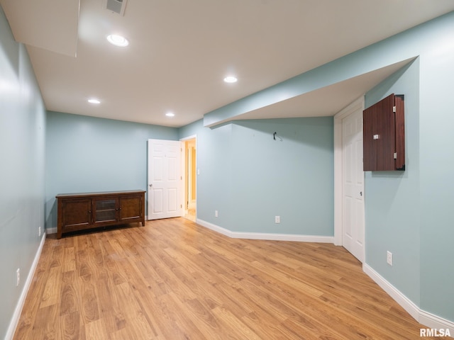 basement with recessed lighting, visible vents, baseboards, and light wood-style flooring