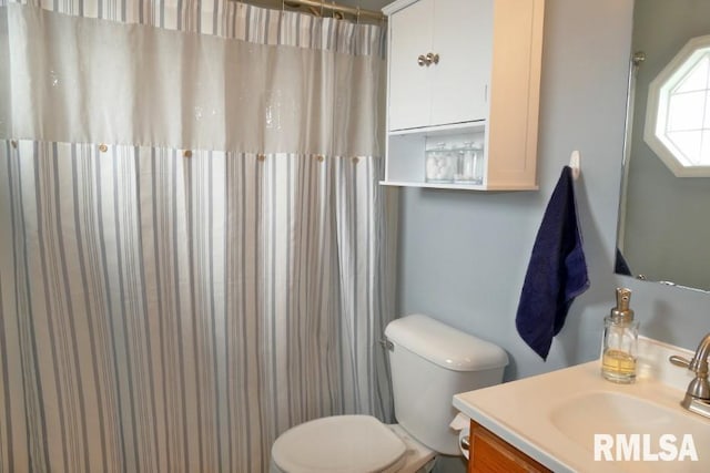 full bath with toilet, curtained shower, and vanity