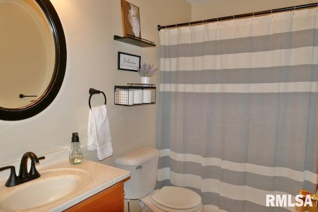 full bathroom featuring a shower with shower curtain, toilet, and vanity