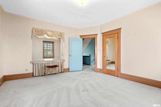 empty room with baseboards, carpet, and ornamental molding