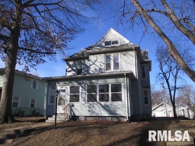 american foursquare style home featuring entry steps