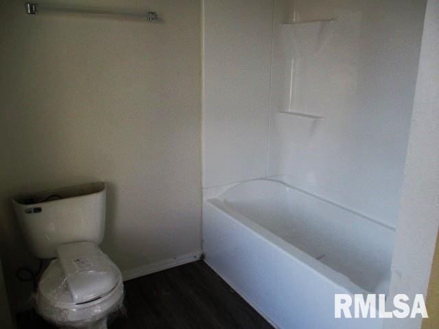 full bath featuring toilet, wood finished floors, a shower, baseboards, and a bathtub