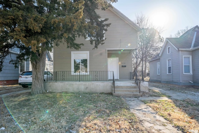 view of front facade featuring a porch and a front yard