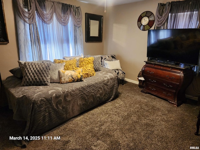 living room with carpet flooring and baseboards