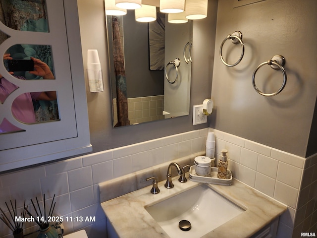 bathroom featuring a sink