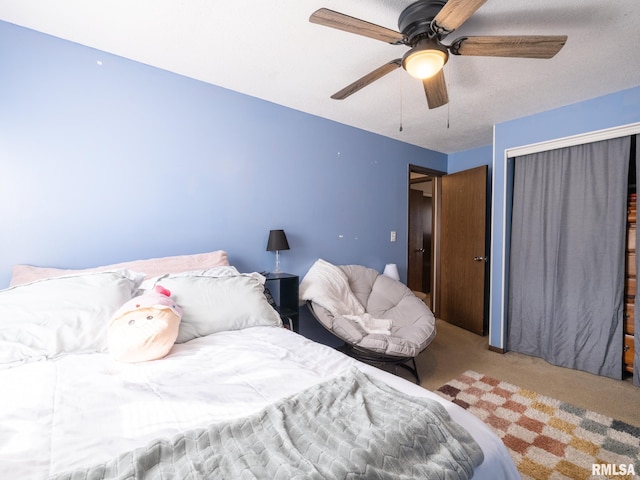 bedroom featuring carpet flooring, a ceiling fan, and a closet