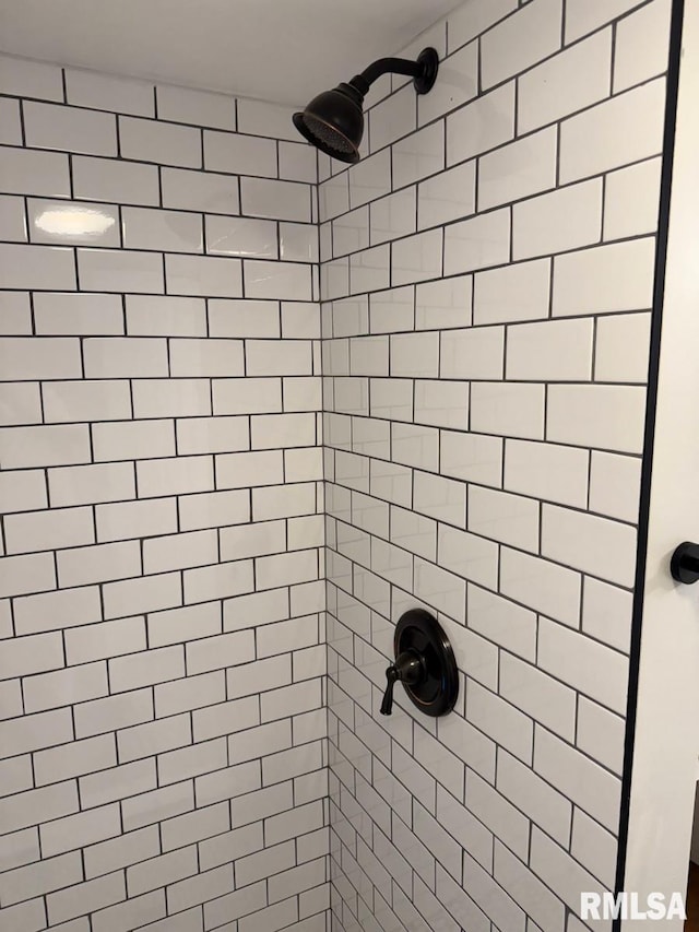 bathroom featuring tiled shower