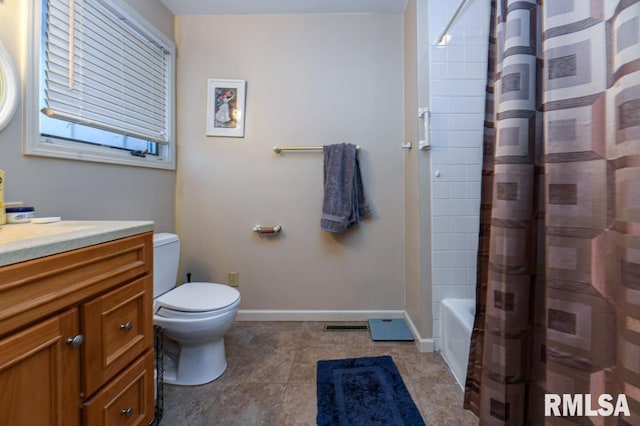 full bath featuring tile patterned floors, shower / bath combo with shower curtain, toilet, baseboards, and vanity