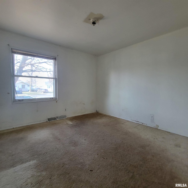 spare room with visible vents and carpet floors