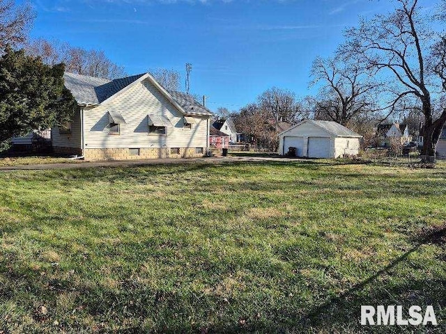 view of yard featuring a detached garage and an outdoor structure