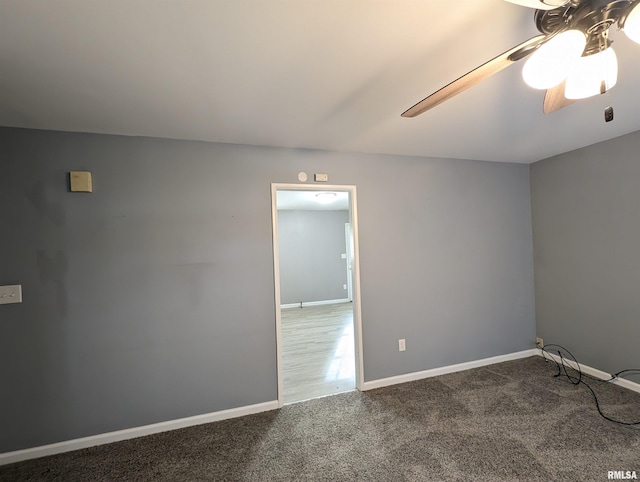 carpeted spare room featuring baseboards and ceiling fan