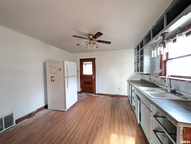 kitchen with a ceiling fan, visible vents, freestanding refrigerator, a sink, and light wood-style floors