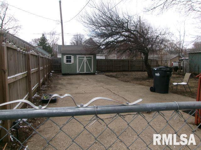 1209 S 4th St, Pekin, IL 61554 - fenced backyard featuring a storage shed