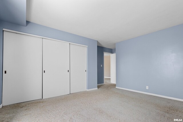 unfurnished bedroom featuring baseboards and a closet
