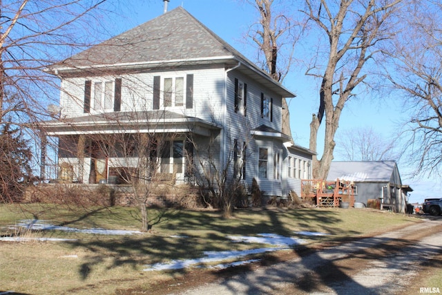 view of front of home featuring a front lawn