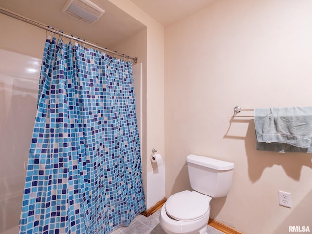 full bath with visible vents, baseboards, toilet, a shower with curtain, and tile patterned flooring