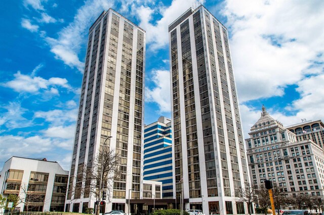 123 SW Jefferson Ave Unit E7W, Peoria, IL 61602