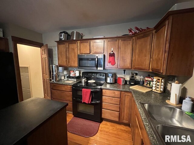 822 S Mcarthur St, Macomb, IL 61455 - hallway featuring wood finished floors and baseboards