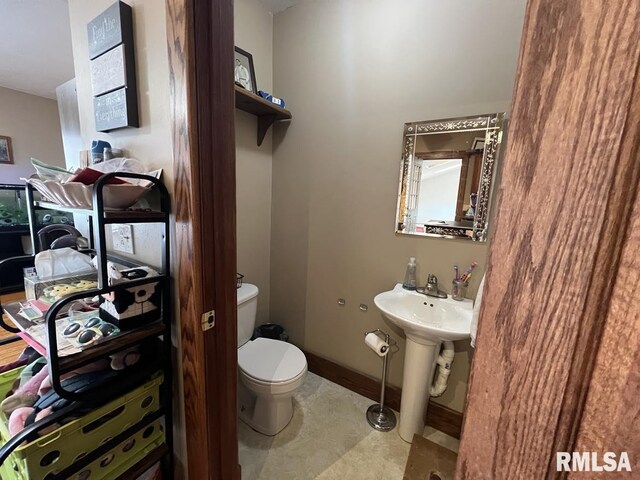 822 S Mcarthur St, Macomb, IL 61455 - carpeted bedroom featuring ceiling fan