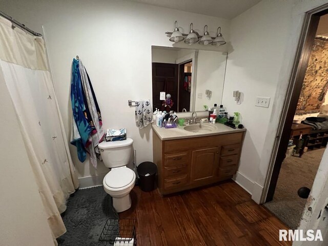 822 S Mcarthur St, Macomb, IL 61455 - bedroom with wood finished floors and a ceiling fan