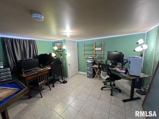 822 S Mcarthur St, Macomb, IL 61455 - office space with baseboards