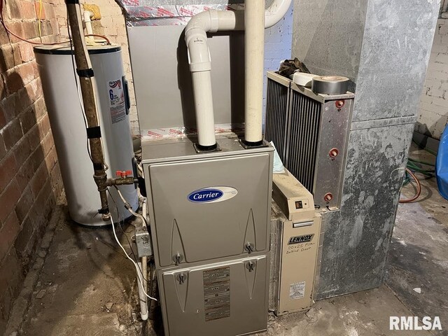 822 S Mcarthur St, Macomb, IL 61455 - utility room featuring gas water heater