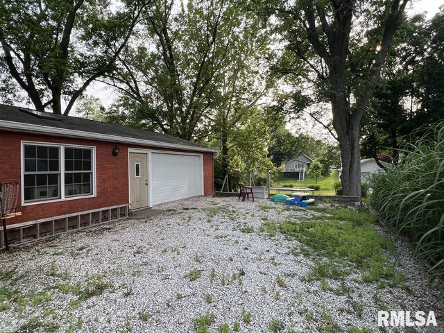 822 S Mcarthur St, Macomb, IL 61455 - rec room featuring lofted ceiling, a skylight, and carpet flooring