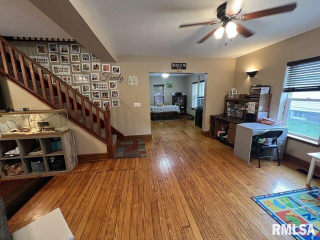822 S Mcarthur St, Macomb, IL 61455 - living area featuring a ceiling fan and hardwood / wood-style flooring