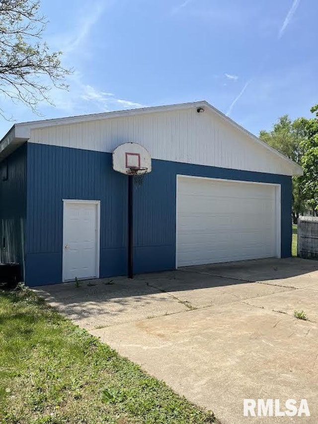 view of detached garage
