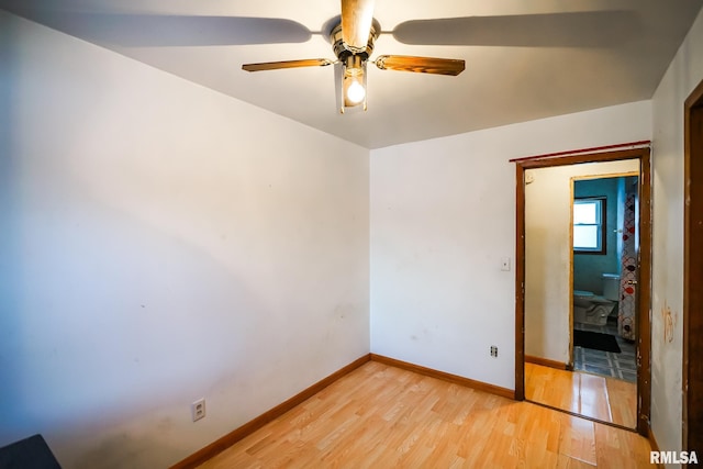 unfurnished room featuring light wood-style floors, baseboards, and ceiling fan