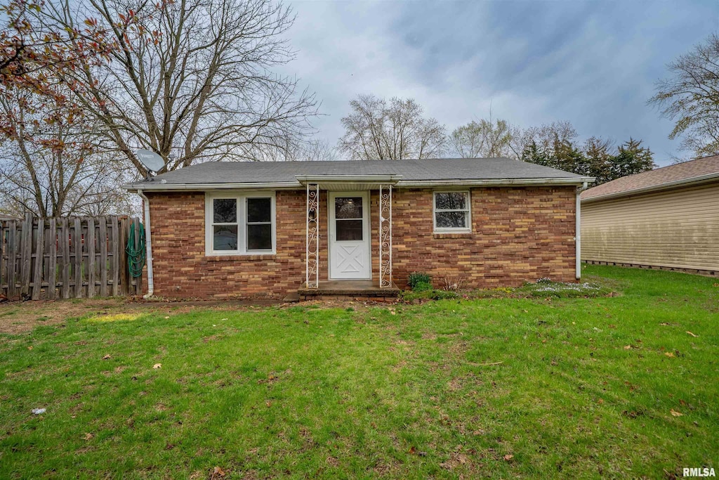 704 Meadow Ln, Manito, IL 61546 - single story home with brick siding