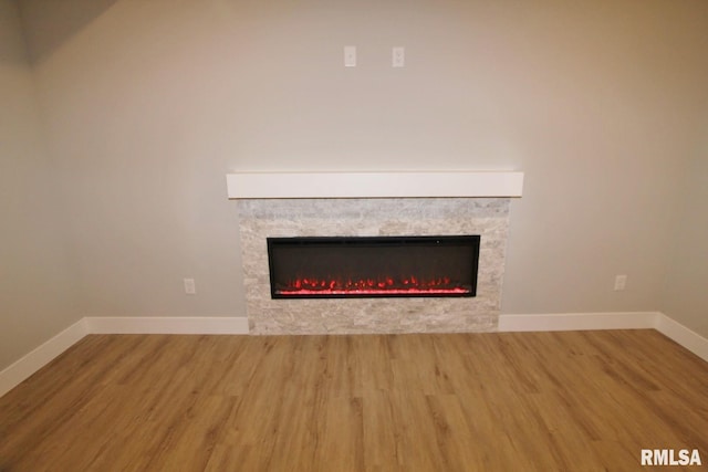 106 Samuel Ct, Washington, IL 61571 - detailed view of wood finished floors, a glass covered fireplace, and baseboards