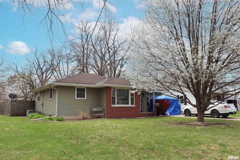 558 E Prospect St, Farmington, IL 61531 - photo 1