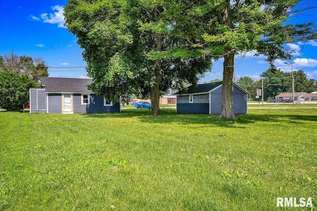 420 S Western Ave, Abingdon, IL 61410 - view of green lawn featuring an outdoor structure