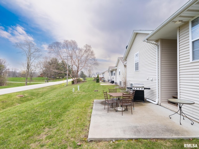 view of yard featuring a patio