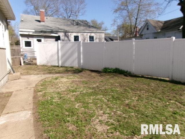 view of yard featuring a fenced backyard