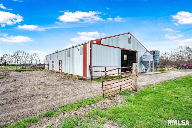 view of outbuilding featuring an outdoor structure and dirt driveway