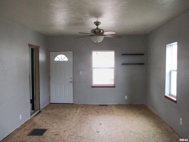foyer with visible vents and a ceiling fan
