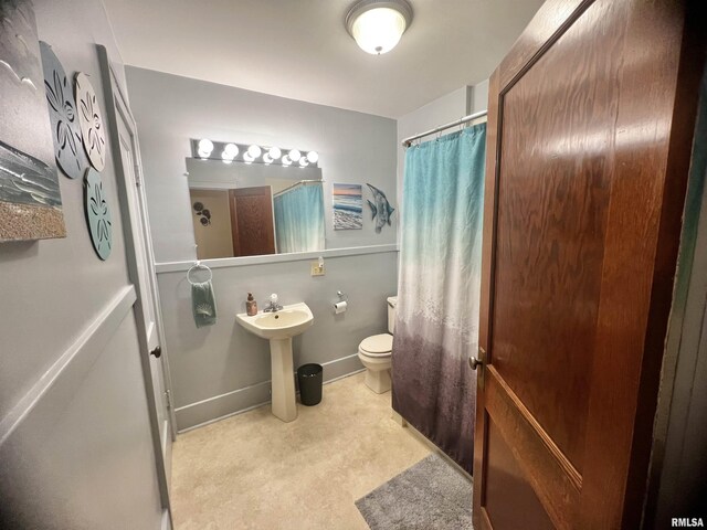 1837 Baird Ave, Galesburg, IL 61401 - full bathroom featuring curtained shower, toilet, and a sink